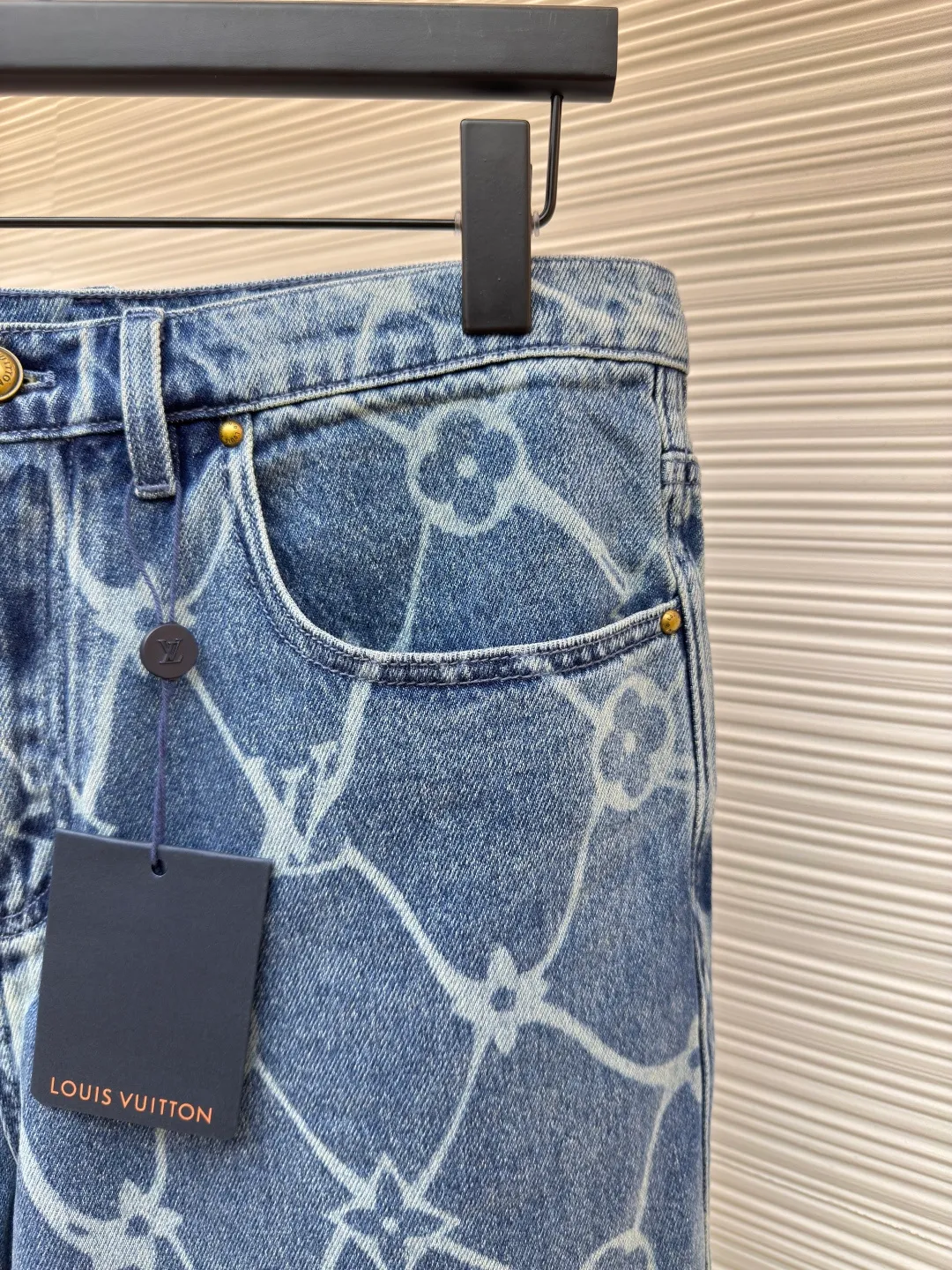 LOUIS VUITTON starry sky presbyopic denim shorts ●Authentic product: purchased and developed for 14600 ●Item number: 1680365-B30 ●Fabrics: cotton denim fabric ●Technology: laser engraving ●Version: fitted version ●Weight: about 440 grams ●Size: 30-31-32-33 ●Description: The fabric is made of 7s*7s twill cotton denim, and the weft yarn is made of compact siro-spun raw cotton yarn. The raw cotton yarn has better strength than the back-spun cotton. It is not easy to produce holes in the later washing water and the raw cotton feels crisp. The Y version is purchased to scan the entire trousers cutting pattern, and the piece of cloth is positioned to cover the pattern, using laser Light engraving process is used to burn out the pattern, the front zipper is restored, the front small pocket is restored, and the back double pocket is restored. The ready-made garments are washed with fried sand, and sea salt and sea sand are added as potassium permanganate additives in the tank. The flower pattern is nostalgic in the later washing process. The mold is made to make a bronze cylindrical I-shaped buckle, and all the bones are round rivets. The overall wiring is straight and delicate, the fabric is comfortable and soft, and the color is consistent without color difference. It can be matched with the same style to create a fashionable look and control various occasions. Customized accessories, complete with three standards, same style for men and women!